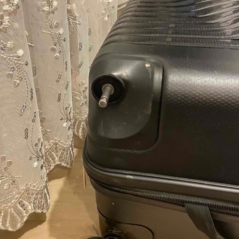 Paris’te Kırık Valiz Tekerleği İçin Tamir Ve Tazminat Talebi