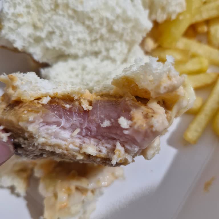 Crunchy Chickens İzmit Şubesinde Çiğ Tavuklu Burger Sağlık Tehlikesi