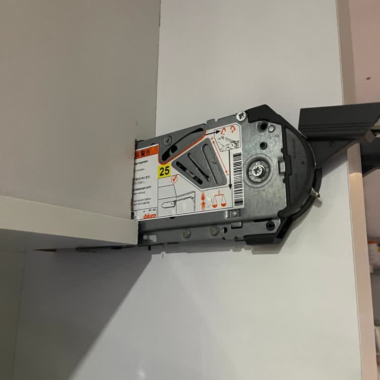 Mutfak Dolabındaki Blum Krikosunda Sert Kapanma Ve Yedek Parça Talebi