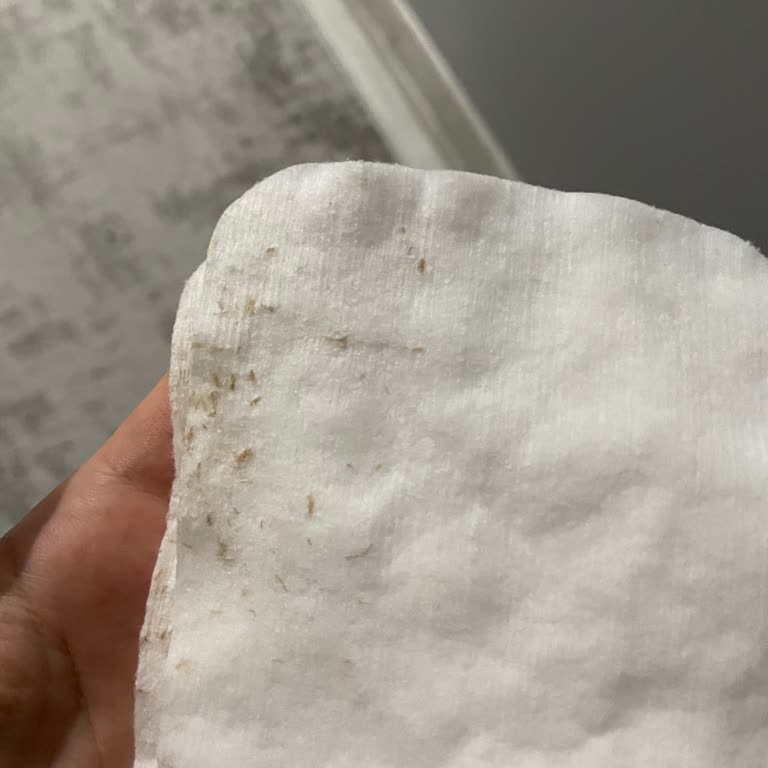 İpek Bebek Alt Açma Pamuklarında Sert Yabancı Parçalar Ve Cilt Tahrişi