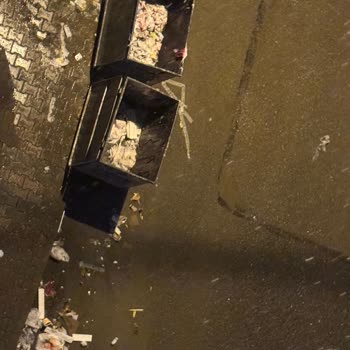 Kapaksız Çöp Konteynerları Nedeniyle Yoğun Koku Ve Hijyen Sorunu