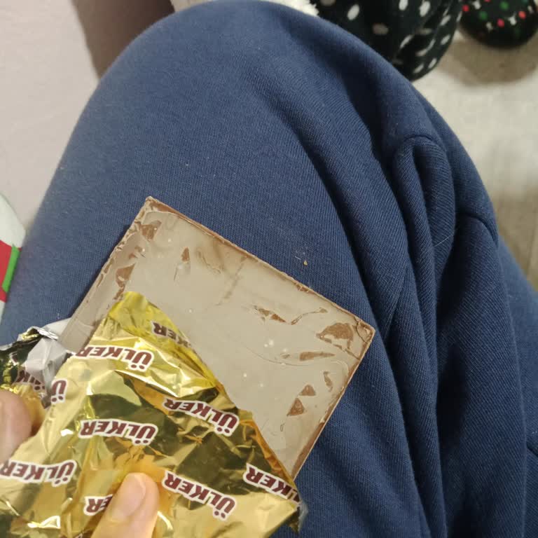 Migros Şubesinden Ülker Kare Sütlü Çikolatasının Bozuk Tadına Şikayet