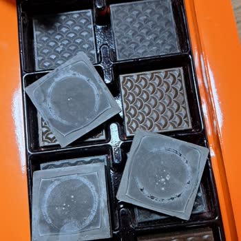 Son Kullanma Tarihi Geçmemiş Beyaz Ve Küflenmiş Çikolata