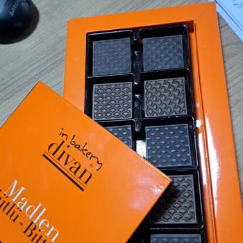 Son Kullanma Tarihi Geçmemiş Beyaz Ve Küflenmiş Çikolata