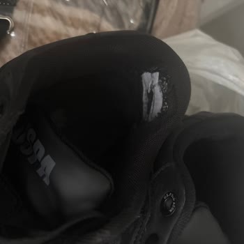 FLO Erkek Ayakkabısının İç Kısmı Bir Ayda Yırtıldı Ve Çocuğunun Ayağını Yara Yaptı