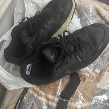 FLO Erkek Ayakkabısının İç Kısmı Bir Ayda Yırtıldı Ve Çocuğunun Ayağını Yara Yaptı