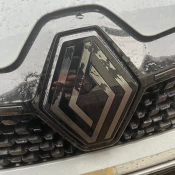 Renault Clio Logolarındaki Soyulma Ve Atma Sorunu Garanti Kapsamında Değerlendirilsin