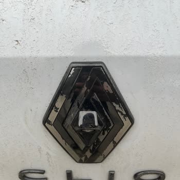 Renault Clio Logolarındaki Soyulma Ve Atma Sorunu Garanti Kapsamında Değerlendirilsin