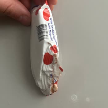 Hasarlı Ambalaj Ve Yarım Çikolata İçeriği Beni Hayal Kırıklığına Sürükledi
