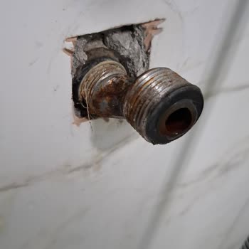 Uzay Su Armatürleri Banyo Bataryasında Tekrarlayan Küflü Su Sızıntısı Ve İade Talebi