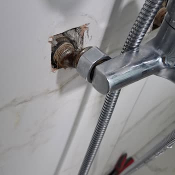Uzay Su Armatürleri Banyo Bataryasında Tekrarlayan Küflü Su Sızıntısı Ve İade Talebi