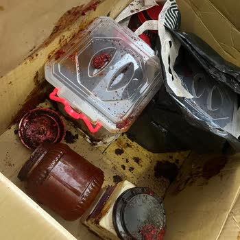 Yurtiçi Kargonun İçindeki Ürünlerin Hepsi Dökülmüş Patlamış Vaziyette