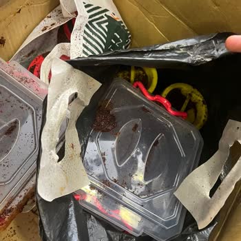 Yurtiçi Kargonun İçindeki Ürünlerin Hepsi Dökülmüş Patlamış Vaziyette