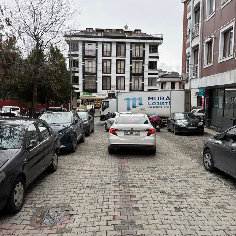 A101 Teslimat Araçları Sokak Trafiğini Engelliyor