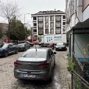 A101 Teslimat Araçları Sokak Trafiğini Engelliyor