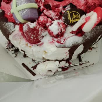 Liva Pastacılık Hediye Pastası Bozulmuş Ve Telefonla Ulaşılamıyor