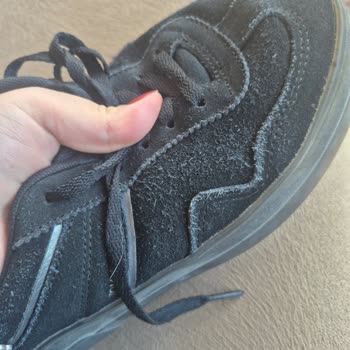 Sadece 6 Ayda Yırtılan Tommy Hilfiger Spor Ayakkabıda Üretim Hatası İddiası