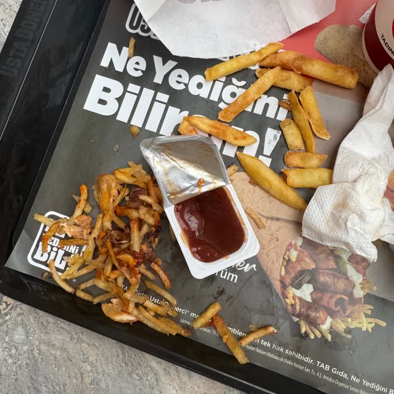 Usta Dönerci’de Kupkuru Tavuk Ve Yanmış Patates Şikayeti