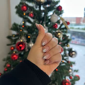 Logo Nail Studio Nivo Ataköy Beklenen Ombre Tırnak Yerine Kötü İş, Alaycı Davranış Ve Fazla Komisyon