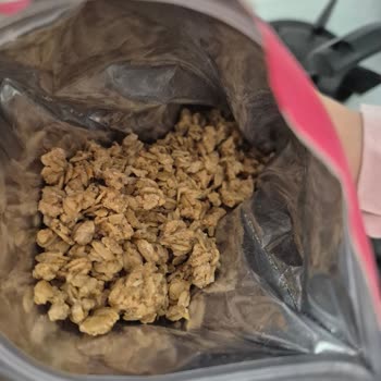Ambalajda Badem Ve Turna Yemişi Varken İçerik Sadece Granola