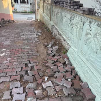 Bordür Taşları Yerine Konulmadı Ve Bahçe Düzeni Bozuldu