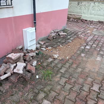 Bordür Taşları Yerine Konulmadı Ve Bahçe Düzeni Bozuldu