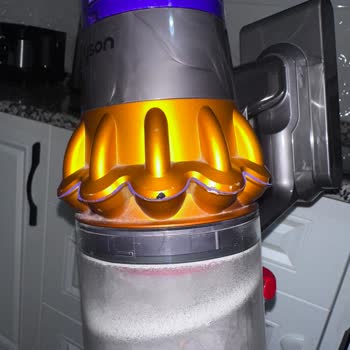 Dyson V15 Süpürgede Kozmetik Soyulma Ve Çekim Gücü Düşüşü Garantili Onarım Talebi