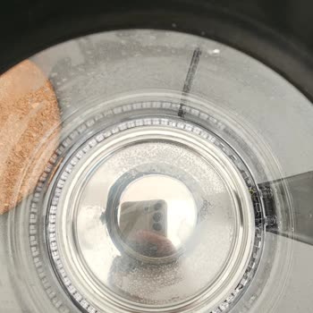 Grundig Çay Makinesinde İç Lekelenme Ve Görünür Beyaz Plastik Parça Hakkında Açıklama Talebi