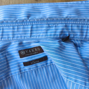 Vakko Gömleğinde Yaka Dikiş Hatası Ve İplik Atması