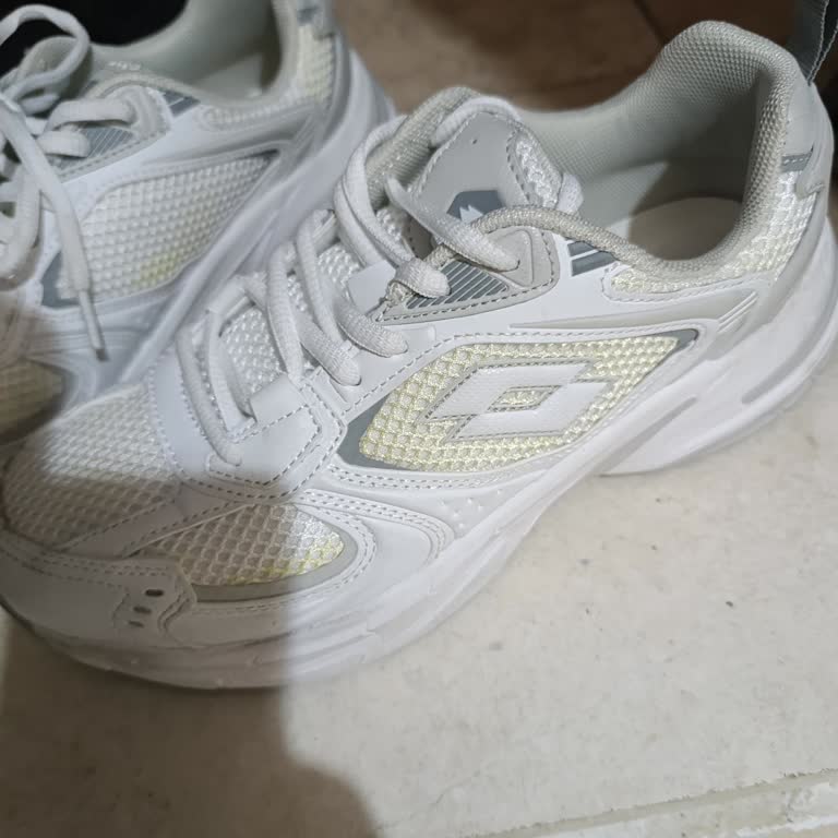 İki Gün İçinde Rengi Sararan Ayakkabının Değişimi Reddedildi