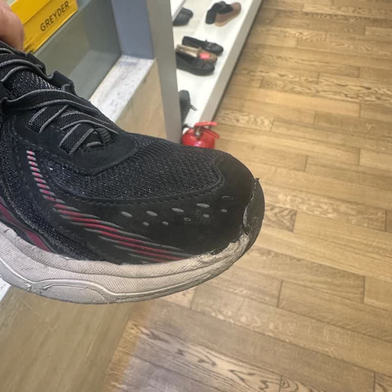 Spor Ayakkabının Bir Ayda Ön Kısmının Parçalanması Ve Mağazanın Müşteri Hatası İddiası