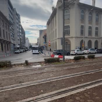Gazi Bulvarı Ve Şehit Fethi Bey Caddesi Kesişiminde Yaya Geçidi Eksikliği