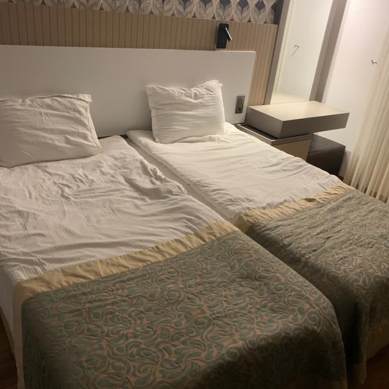 Çift Kişilik Oda Tanıtımı Gerçek Oda İle Uyuşmuyor, Hizmet Cevapsız