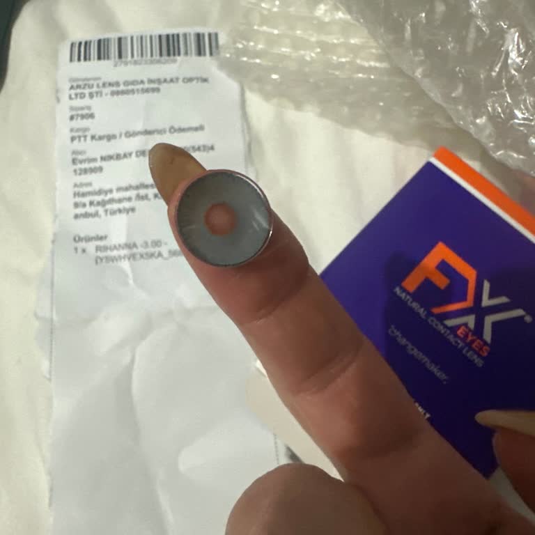 Rihanna Modeli Kontakt Lenste Ayıplı Görünür Halkalar Ve Işık Yansımaları