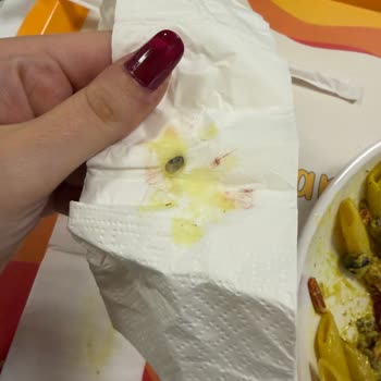 Makarnada Taş Ve Saç Bulunması Nedeniyle Hijyen Şikayeti