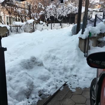 Barış Mahallesi Onur Sokakta Kar Temizliği Yapılmadığı İçin Yol Açık Değil