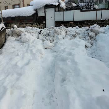 Barış Mahallesi Onur Sokakta Kar Temizliği Yapılmadığı İçin Yol Açık Değil