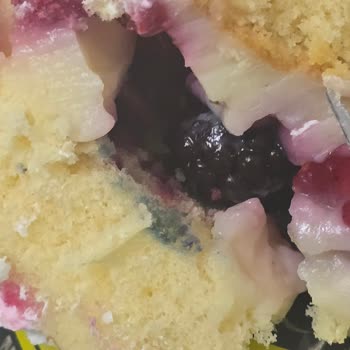 Zahire Pastanesi'nden Yeni Yıl Pastasında Mavi Küf Görüntüsü Sağlık Riski Ve İade Talebi