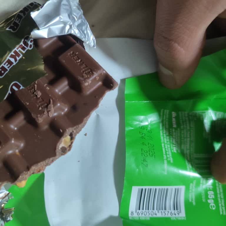 Süresi Geçmiş Ve Bozulmuş Ülker Antep Fıstıklı Çikolatası Satışı