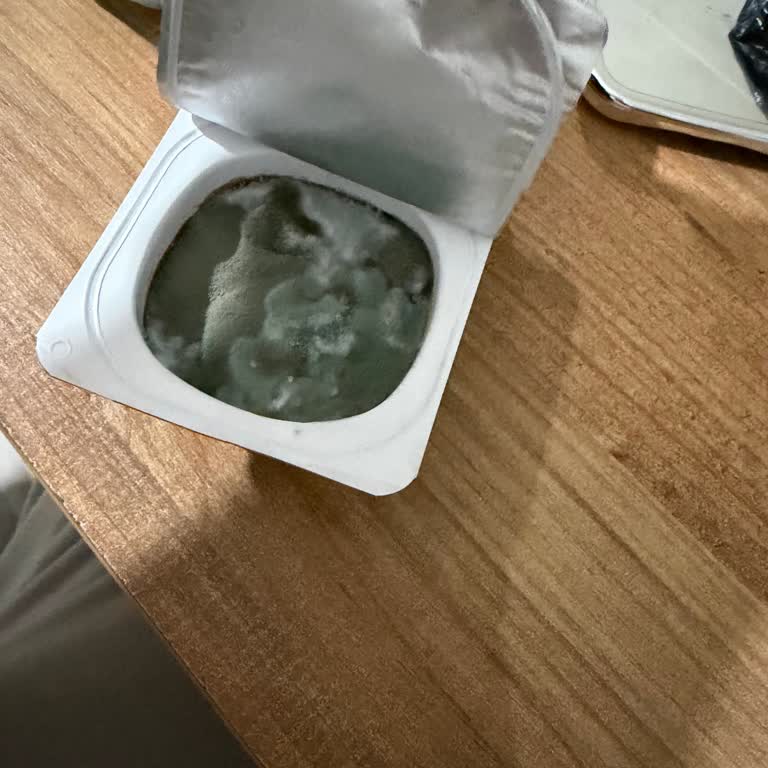 İzmit Bağçeşme Şubesinde Sütaş Meyveli Yoğurdun Süresi Geçmiş Ve Küflenmiş Olması