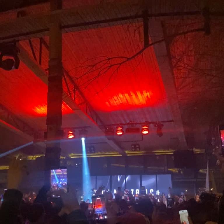 Güvenlik Ve Kimlik Denetimi Olmadan, Hijyenik Olmayan Kalabalık Bir Ortam