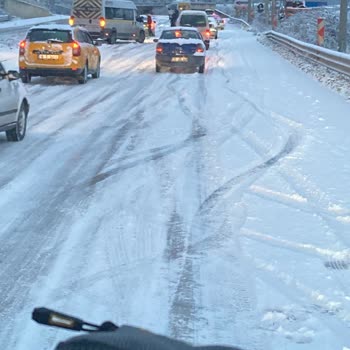 Gemlik’te Buzlanma Ve Trafik Lambası Eksikliği Güvenliği Tehlikeye Atıyor