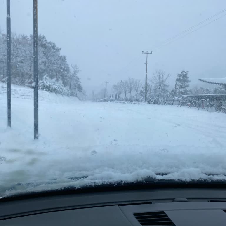 Bursa Dağyenice Nefes Bungalow Bölgesinde Karla Kaplı Yol Açılmalı