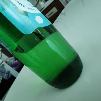 Kapağında Kurt Ve Örümcek Ağı Görülen Su Şişesi İçin Sağlık Ve Hijyen Şikayeti