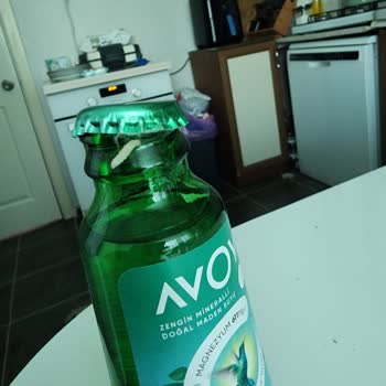 Kapağında Kurt Ve Örümcek Ağı Görülen Su Şişesi İçin Sağlık Ve Hijyen Şikayeti