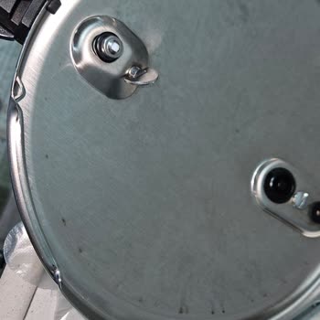 İlk Kullanımda Kapak İçindeki Siyah Lekeler: Üretim Hatası Mı? Değişim Talebi