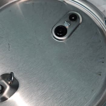 İlk Kullanımda Kapak İçindeki Siyah Lekeler: Üretim Hatası Mı? Değişim Talebi