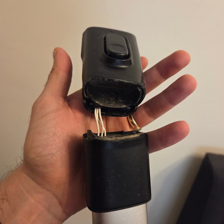 Philips Dikey Süpürge Boru Bağlantısındaki Plastik Parça Kırıldı, Ücretsiz Değişim Talebi