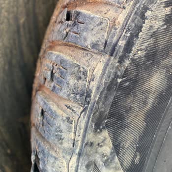 Laufenn Lastik Diş Kısımlarında Parça Parça, Pul Pul Kopmalar Meydana Geldiğini Gördüm