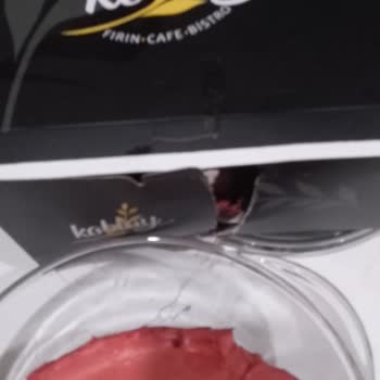 Koblay Pastanesi'nden Alınan Pastada Aşırı Gıda Boyası Çocukları Hastalığa Soktu